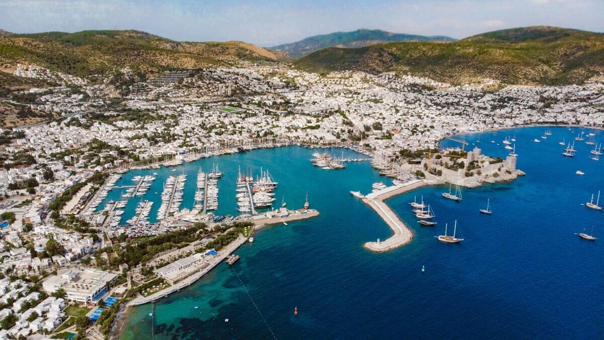 Nestled on the southwestern coast of Turkey, Bodrum is a captivating coastal town renowned for its stunning landscapes, rich history, and vibrant cultural scene.